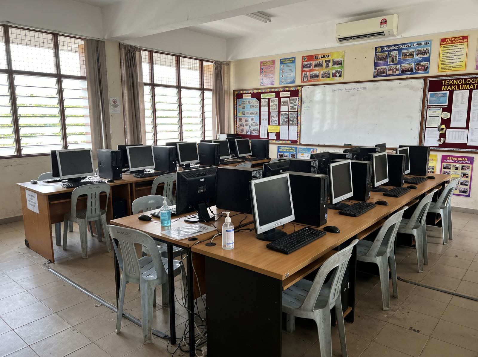 School computer lab with rows of desktop computers